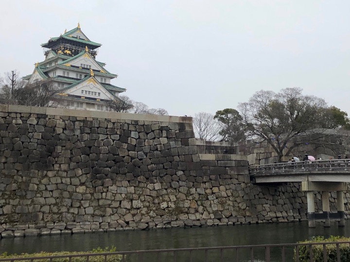 大阪城（大阪府）石垣の石が大きすぎる！復興天守の中は博物館となっており、展示が非常に充実している。天守めがけて一直線も良いけれど、城内にポツンと立っている「石山本願寺跡」の碑にも気づいてあげて。